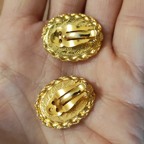 VINTAGE (PAT. #0156452) FILIGREE GOLD-TONE OVAL CRYSTAL CLIP-ON 1" EARRINGS - Picture 7 of 8